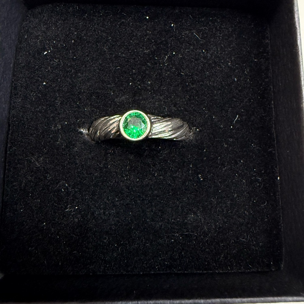 Sterling Silver Ring with Emerald Colored Stone, size 8